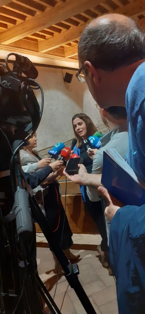 Oihane Mendizabal, urrezko eraztunen irudiaren aurrean, Pirinaeus proiektuaren aurkezpenean.