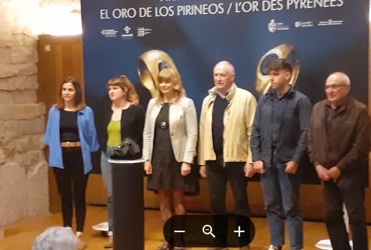 Pirinaeus aurkezpen-ekitaldia, ikusleak eserita eta Oihane Mendizabal eta Fanny Larre hizlari gisa.