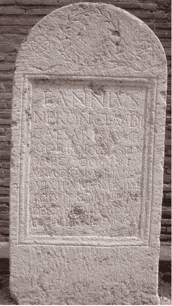 Estela funeraria romana con inscripción dedicada a Nerón Claudio César, tomada de la base de datos Epigraphik-Datenbank Clauss / Slaby (EDCS).