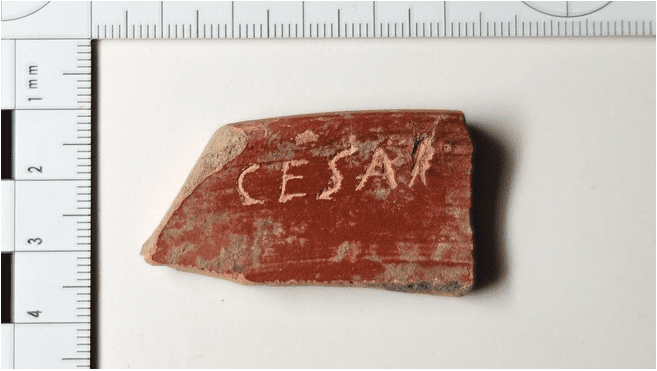 Fragmento cerámico con grafito “CAESAR”, publicado por el periódico Noticias de Álava el 25 de marzo de 2025.