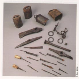 Objetos metálicos y herramientas recuperadas en la ocultación de Las Ermitas (Espejo, Álava), fotografía de César San Millán publicada en La Romanización en Álava.