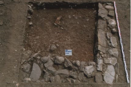 Estructuras arqueológicas descubiertas en Las Ermitas con muros perimetrales y restos de dependencias domésticas visibles en la excavación.