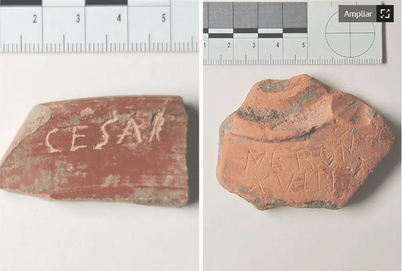 Fragmentos cerámicos con inscripciones “CAESAR” y “NERON XVIII” publicados por Noticias de Álava el 25 de marzo de 2025.